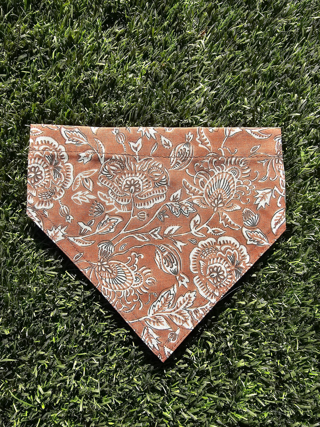 Bandana marron fleurs blanches