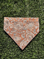 Bandana marron fleurs blanches
