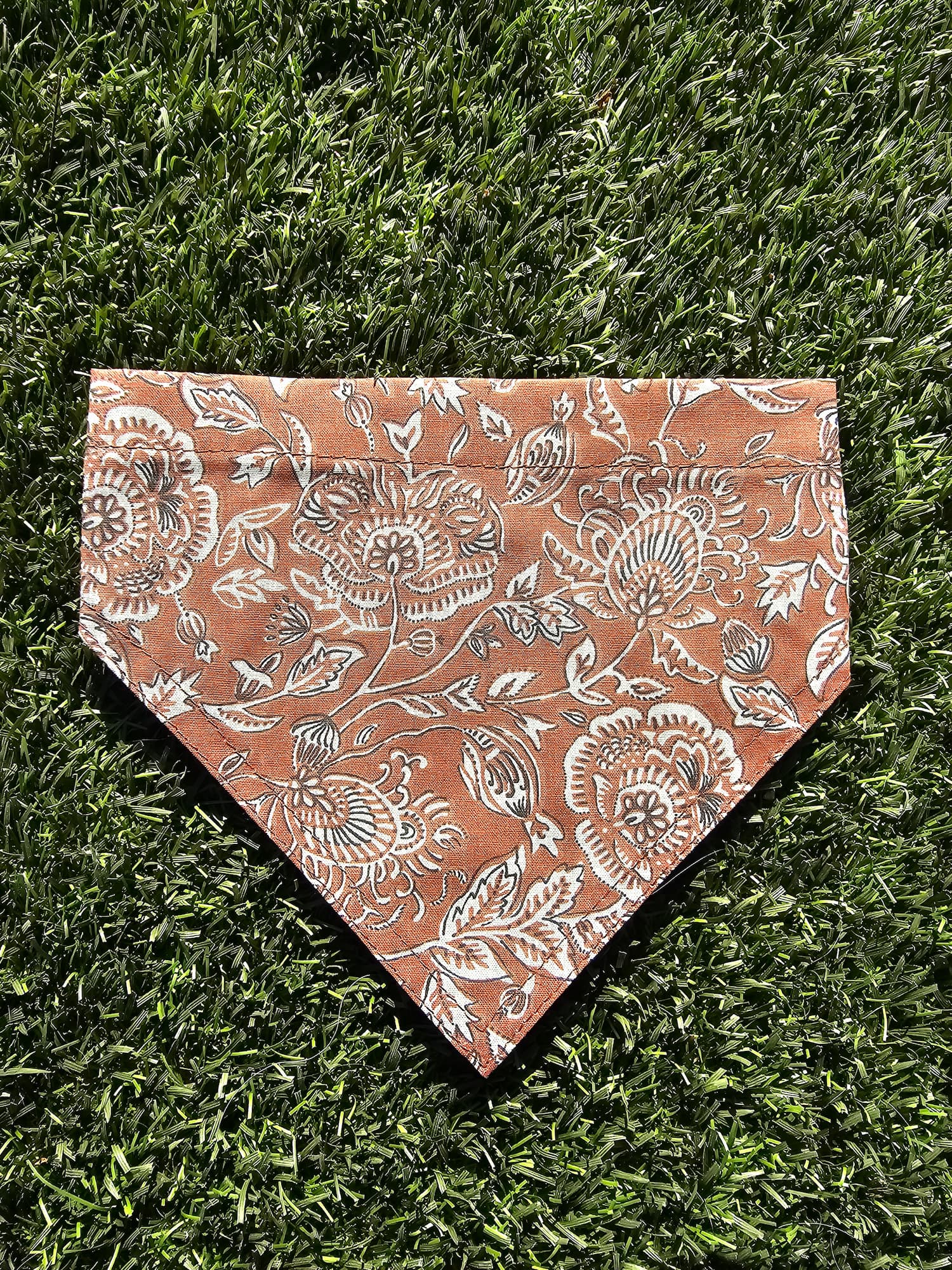 Bandana marron fleurs blanches