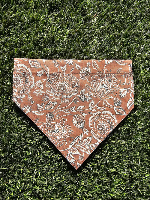 Bandana marron fleurs blanches