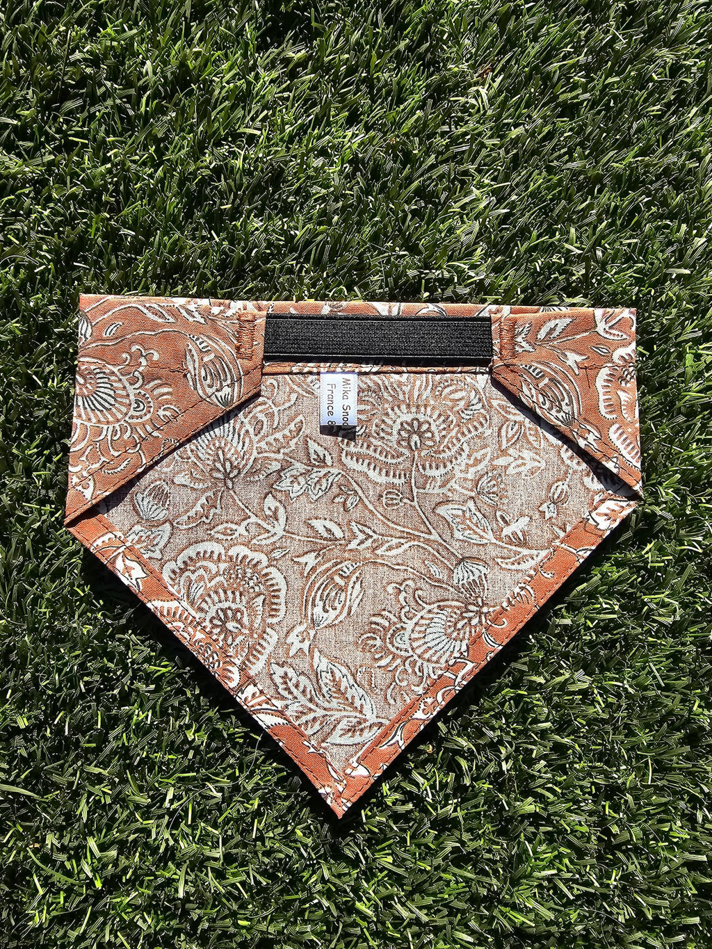 Bandana marron fleurs blanches