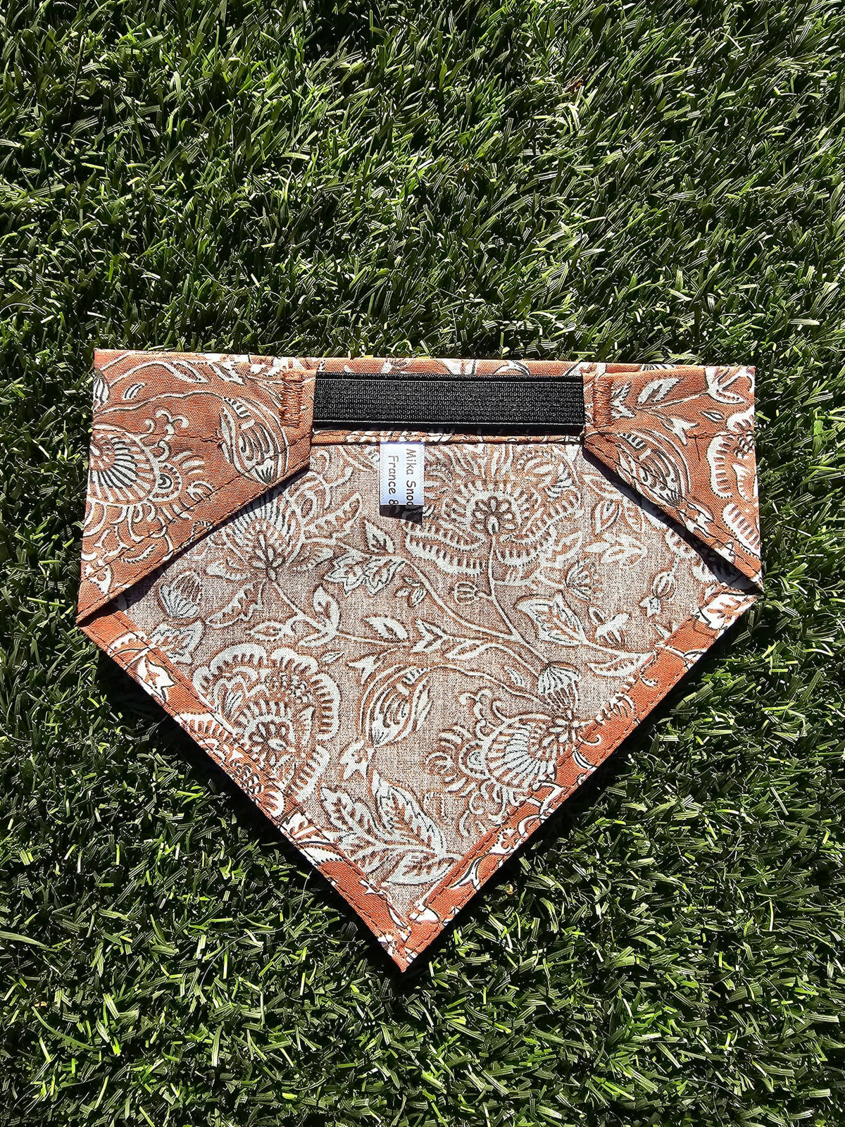 Bandana marron fleurs blanches