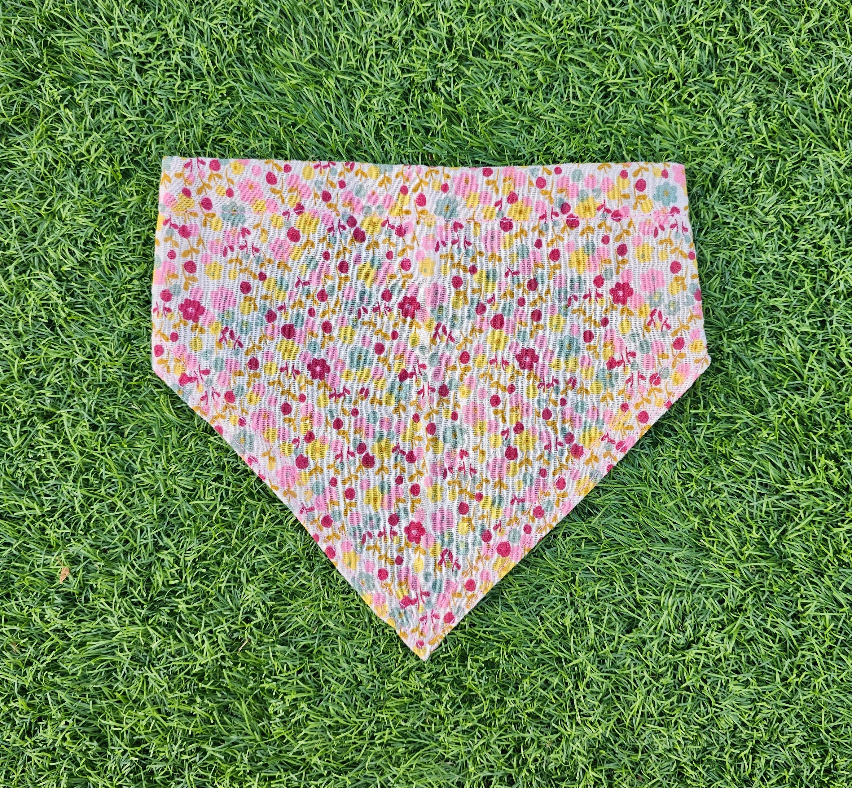 Bandana petites fleurs fond rose - coton