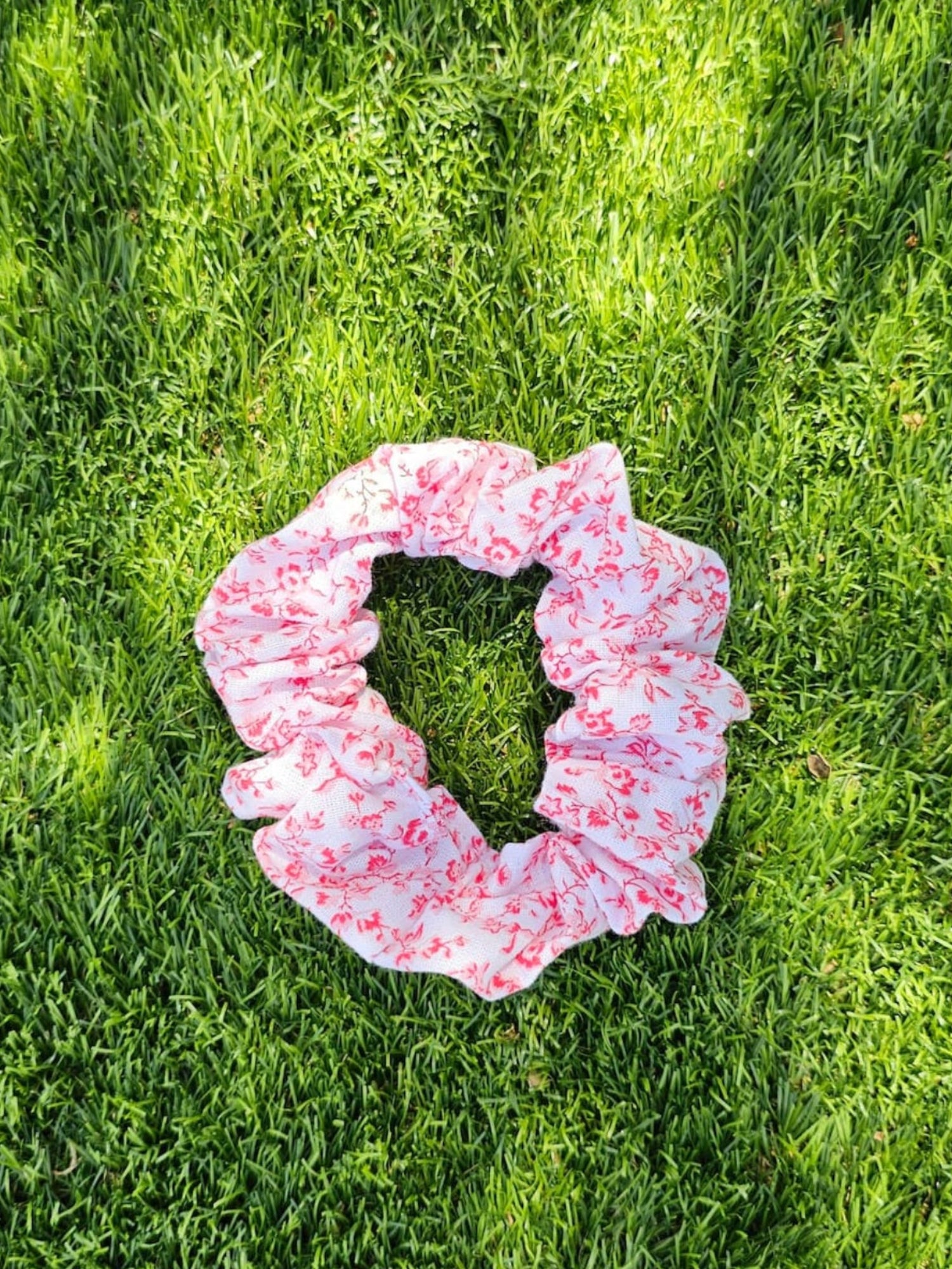 Chouchou blanc fleurs rouges/roses