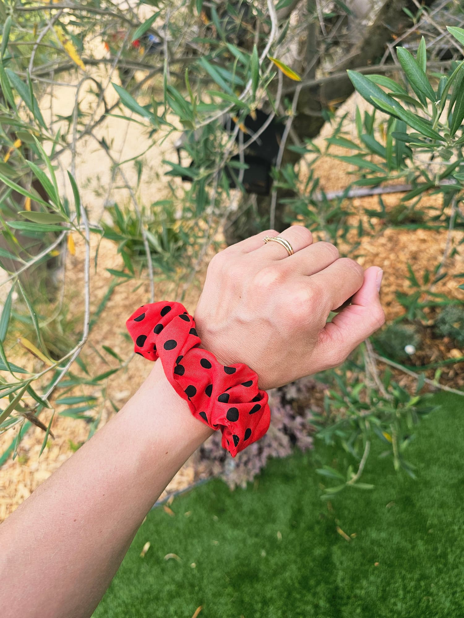 Chouchou rouge à pois noirs