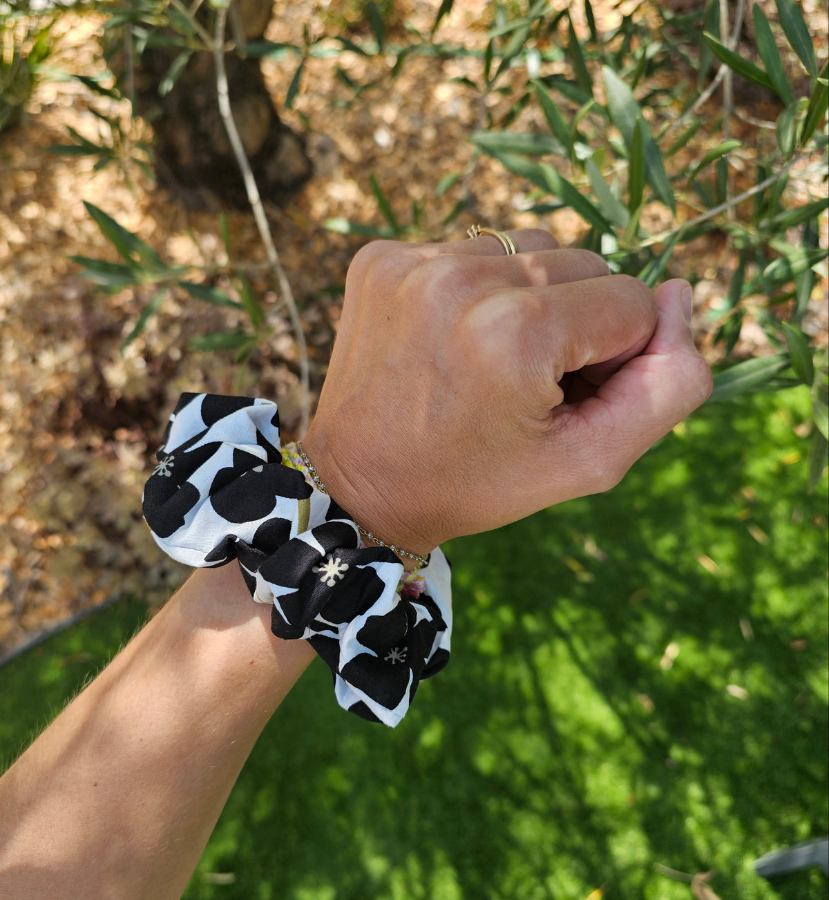 Chouchou blanc avec fleurs noires - coton