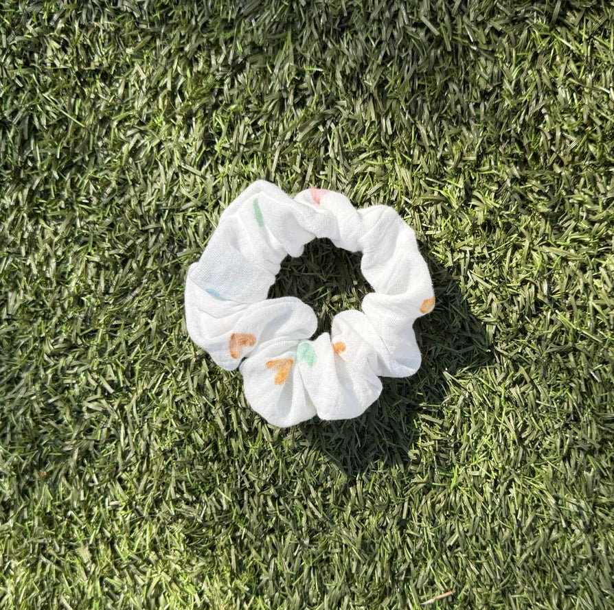 Chouchou blanc coeurs multicolores - gaze de coton