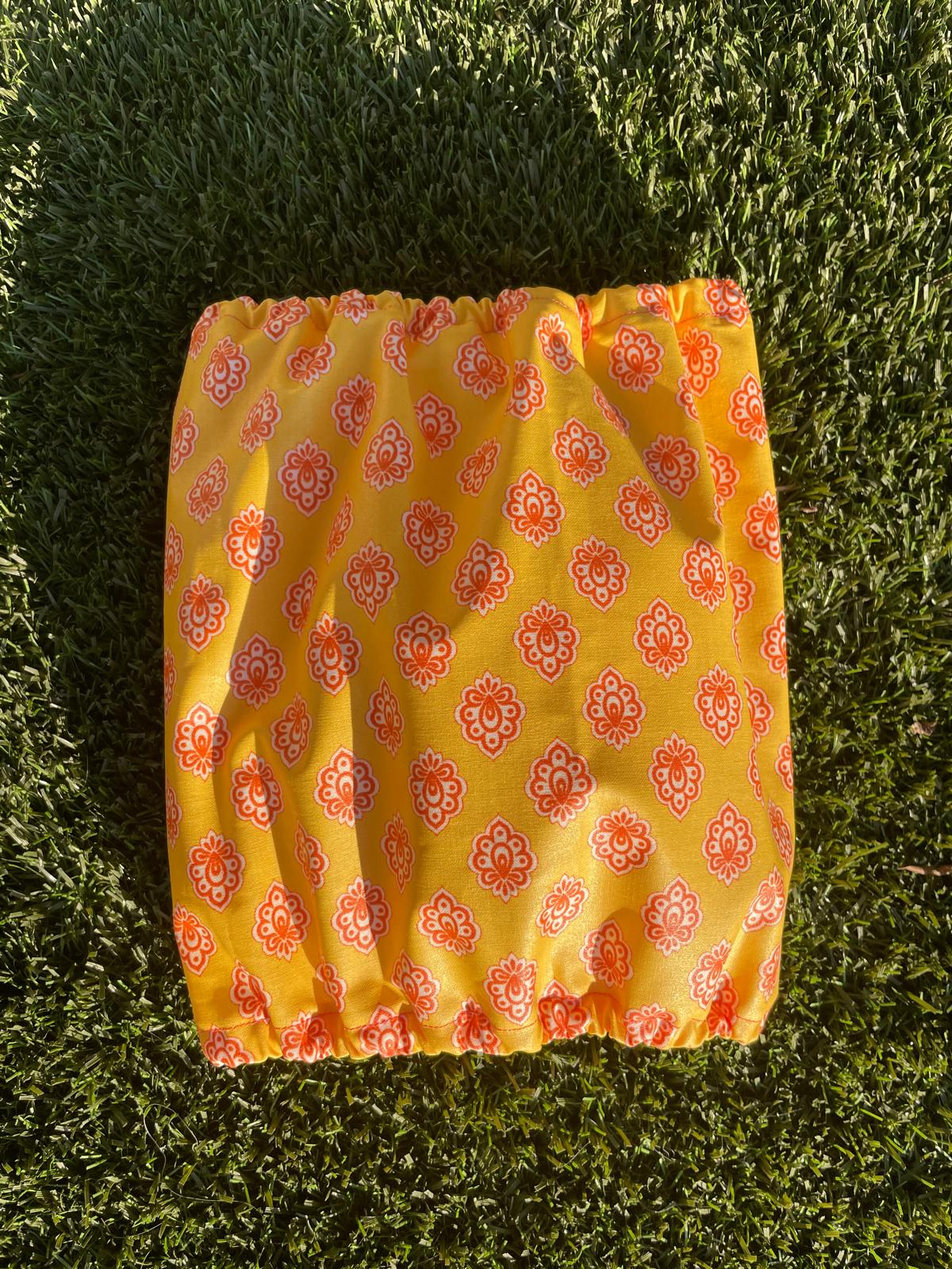 Snood jaune avec motifs rouges - imperméable